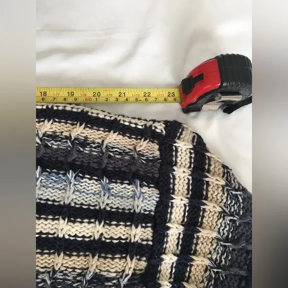 90’s The Limited navy/blue/white/tan knit sweater with button accent. - Picture 5 of 8